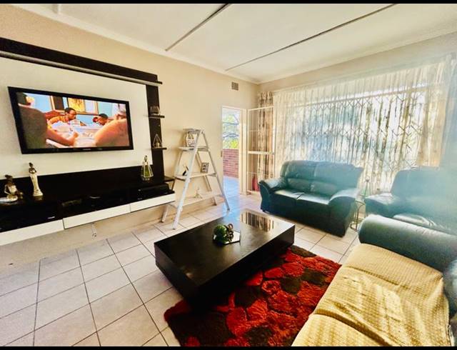 2 BEDROOM APARTMENT FOR SALE IN VANDERBIJLPARK CW 2
